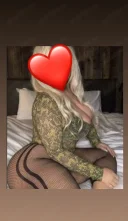 Blonda cu silicoane militari fac și party - imagine 2