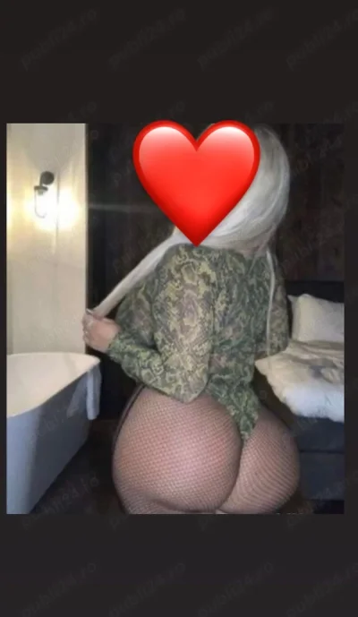 Blonda cu silicoane militari fac și party