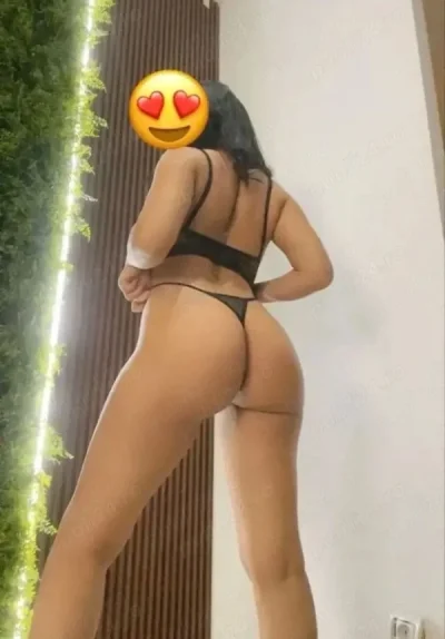 Bruneta slim (disponibila si pentru deplasari )