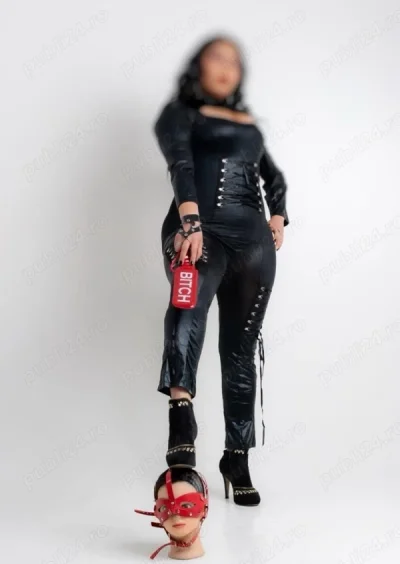 Mistress Zenaida te așteaptă la un show la web