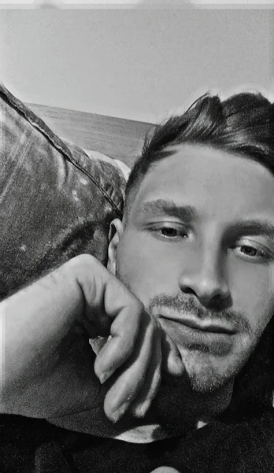 Bărbat de 26 ani ofer sexting pentru doamne și domnișoare