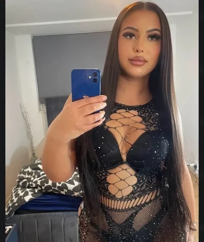 Bruneta Cu Forme ! Nu Sunt Slim