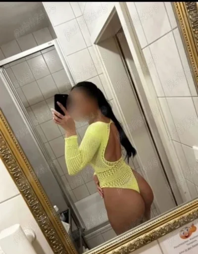 Titan! bruneta top partygirl