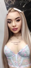 Blonda cu tatuaje și Piercing in zona intimă - imagine 1