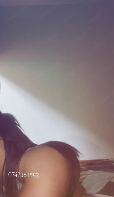 Plăcerea ta piercing în limbă Monica