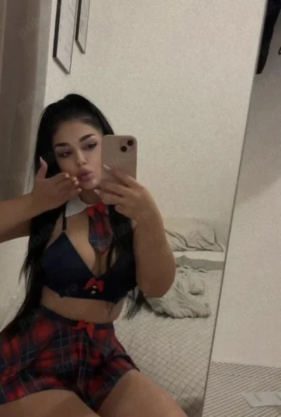 Bruneta sexy noua în oraș ofer confirmare