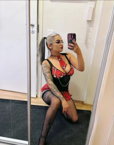 Senzualitate pură în părul blond și tatuaje care spun povești interzise!!