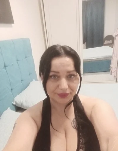 Buna sunt Ana o doamna matură