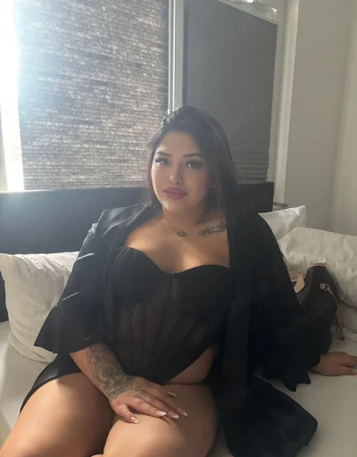Chica latina con curvas