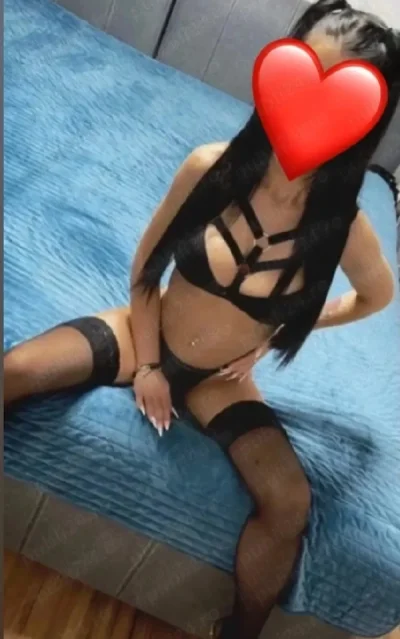 Bruneta senzuala slim te aștept la mine in locatie