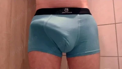 Tânăr ofer placeri doamnelor