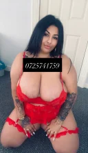Bruneta cu sâni foarte mari și sexy - imagine 2