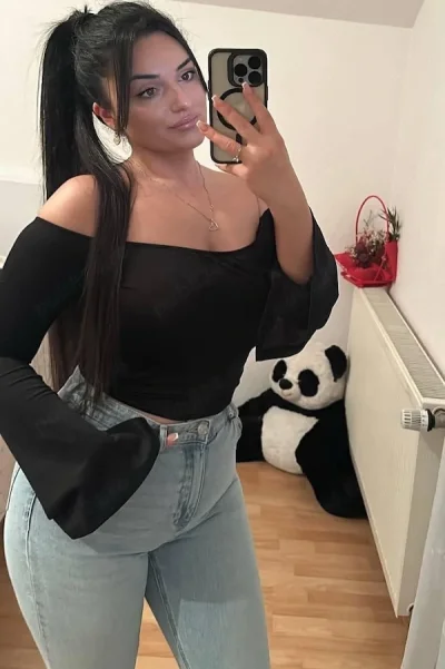 Bruneta cu forme