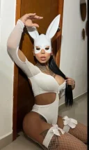 Top Bruneta senzuală tatuata x - imagine 1