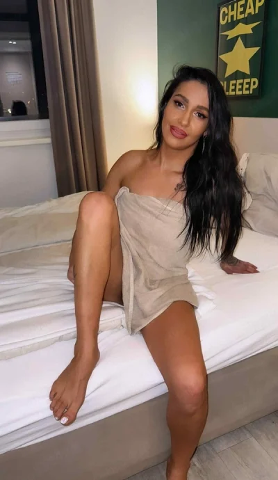Bruneta slim poze reale