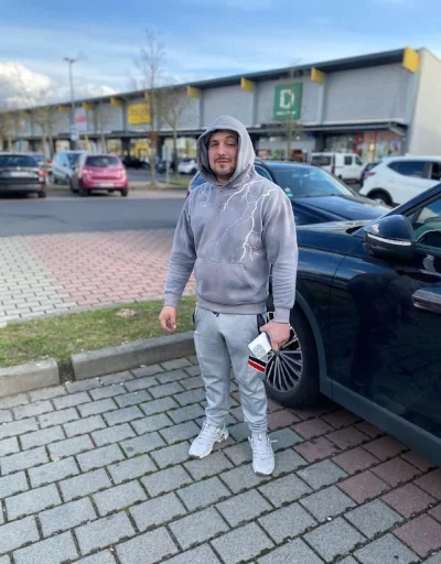 Tanar dotat caut doamne domnisoare oentru distracție
